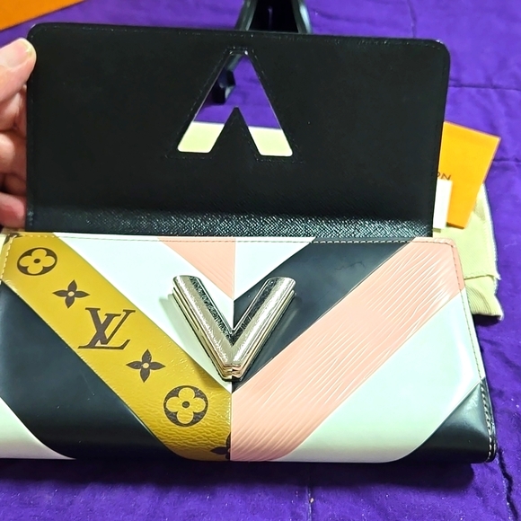 Louis Vuitton Ltd Edition LV Twist lock Sarah Wallet Date Code TM2117 - Picture 6 of 11